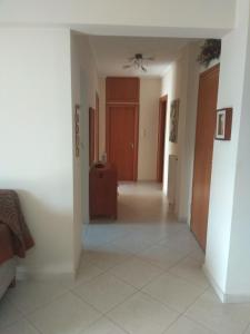 um corredor de uma casa com um quarto em Sweet luxury apartment Peraia em Perea