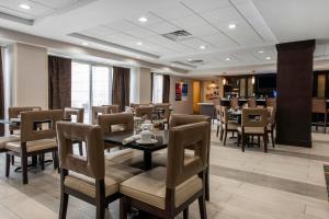 Restoran atau tempat makan lain di Holiday Inn Savannah South - I-95 Gateway, an IHG Hotel