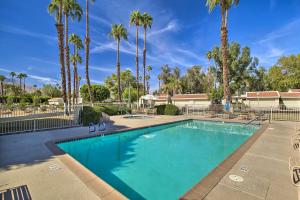 una piscina con palmeras en un resort en 4 Mi to Dtwn Palm Springs Condo with Pool Access, en Cathedral City