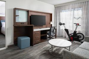 TV a/nebo společenská místnost v ubytování EVEN Hotels - Shenandoah - The Woodlands by IHG