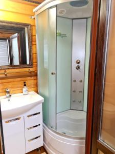 Et badeværelse på Деревянный 2-х комнатный домик