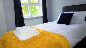 Gallery image of Spacious 3 bed house, great for FAMILIES and CONTRACTORS, sleeps 5 plus FREE Parking - Triumph Serviced Accommodation Wolverhampton in Wolverhampton +30 photos