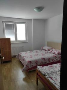 a bedroom with two beds and a window at Apartment - Sunny Peaks in Pale