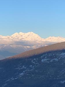 uma vista aérea de uma cidade com montanhas cobertas de neve em Appartement dans chalet em Les Collons