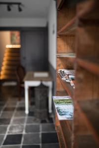 Le Mayou في Mortroux: غرفة معيشة مع طاولة ومدفأة