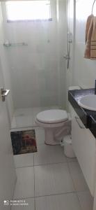 ein weißes Badezimmer mit Toilette und Waschbecken in der Unterkunft Bombinhas Summer Beach - Apto 303 in Bombinhas