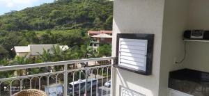 ein Balkon mit Blick auf die Berge in der Unterkunft Bombinhas Summer Beach - Apto 303 in Bombinhas