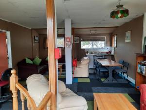 ein Wohnzimmer mit einem Sofa und einem Tisch in der Unterkunft Mountain House in Arthur's Pass