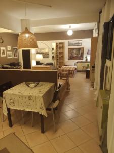 Kuchyňa alebo kuchynka v ubytovaní Spacious Cosy Apt (up to 5 guests)