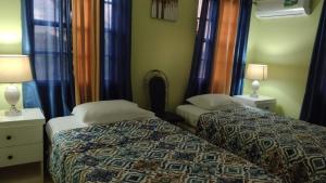 Un pat sau paturi într-o cameră la Michand Guest Apartment- Cozy one/two bedroom- 5 minutes from airport.