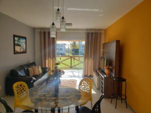 a living room with a table and a couch at Apart Resort Vila das Águas Veraneio in Estância