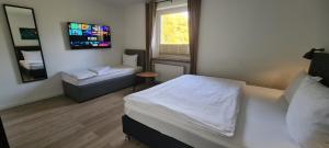 Ein Bett oder Betten in einem Zimmer der Unterkunft Moes Diner Hotel