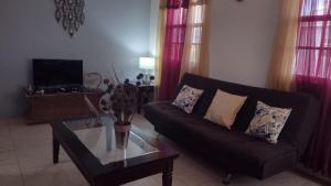 O zonă de relaxare la Michand Guest Apartment- Cozy one/two bedroom- 5 minutes from airport.