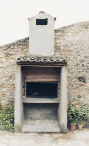 un edificio de ladrillo con una ventana encima en El encinar de las Hoces - Vivienda de uso turístico en Castrillo de Sepúlveda