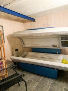 un lit superposé vide dans un dortoir avec une chaise dans l'établissement BB Esbjerg, à Esbjerg