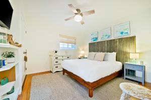 a bedroom with a bed and a ceiling fan at Mission Beach Getaway Condo in San Diego