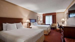 Postel nebo postele na pokoji v ubytování Best Western PLUS Morristown Inn-Florham Park