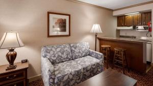 Kuchyň nebo kuchyňský kout v ubytování Best Western PLUS Morristown Inn-Florham Park