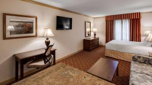 Postel nebo postele na pokoji v ubytování Best Western PLUS Morristown Inn-Florham Park