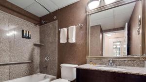 Koupelna v ubytování Best Western PLUS Morristown Inn-Florham Park