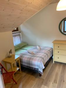 ein kleines Schlafzimmer mit einem Bett und einem Schreibtisch in der Unterkunft Na Wczasowej in Międzywodzie