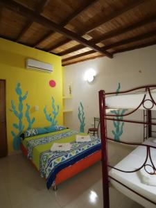 1 dormitorio con 2 literas y temática oceánica en Villa del Sol Hotel & Restaurante, en Villavieja