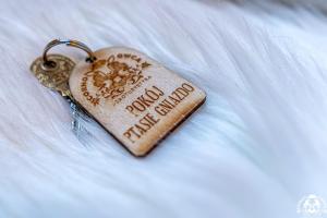 a heart shaped keychain on top of a white feather at Agroturystyka Corno Owca in Żabnica