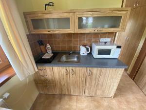 Kuchyňa alebo kuchynka v ubytovaní Apartmány F - chata SVOBODĚNKA
