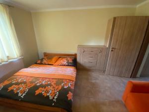 Posteľ alebo postele v izbe v ubytovaní Apartmány F - chata SVOBODĚNKA