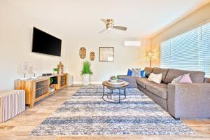 Μια τηλεόραση ή/και κέντρο ψυχαγωγίας στο New Tremont Modern Beach Condo Brand New 1-Story Condo near Beach w/Shared Rooftop Terrace