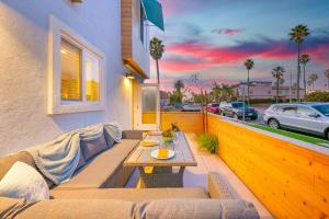 Χώρος καθιστικού στο New Tremont Modern Beach Condo Brand New 1-Story Condo near Beach w/Shared Rooftop Terrace