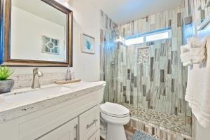 Ένα μπάνιο στο New Tremont Modern Beach Condo Brand New 1-Story Condo near Beach w/Shared Rooftop Terrace +21 φωτογραφίες