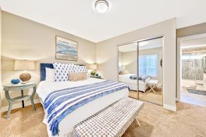 Ένα ή περισσότερα κρεβάτια σε δωμάτιο στο New Tremont Modern Beach Condo Brand New 1-Story Condo near Beach w/Shared Rooftop Terrace