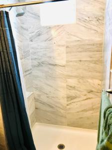 a shower in a bathroom with a shower curtain at Palani Condo in Kailua-Kona