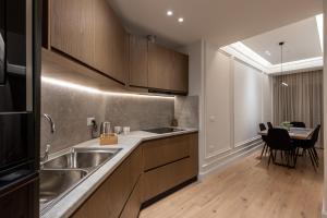 Kuchyň nebo kuchyňský kout v ubytování Night Inn Tirana + 50 fotografií