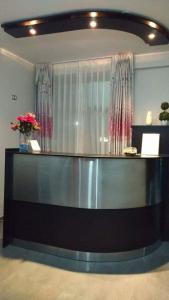 een bureau in een kamer met bloemen erop bij Hostal Luz de Luna 
