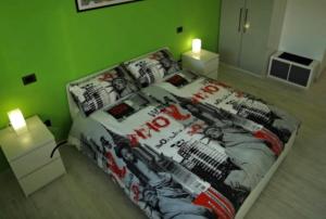 sypialnia z łóżkiem i zieloną ścianą w obiekcie Il Viaggiatore B&B w mieście San Giorgio delle Pertiche