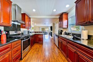 uma grande cozinha com armários de madeira e piso de madeira em Disney Getaway em Anaheim