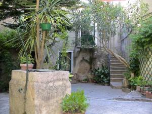 un jardín con escalera y un edificio con plantas en Cortile Via Sales 11, en Erice