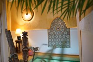 um quarto com uma mesa com uma janela e um candeeiro em Riad Dama & Spa em Marrakech