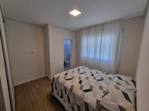 Ένα ή περισσότερα κρεβάτια σε δωμάτιο στο Apartamento Meia Praia excelente