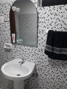 y baño con lavabo y espejo. en Madreselva en Chuí