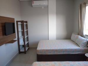 Ένα ή περισσότερα κρεβάτια σε δωμάτιο στο Apartamento 1/4 Bombinhas fino acabamento