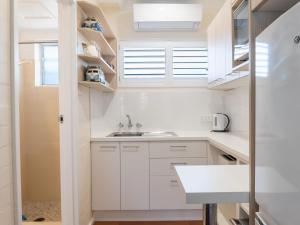 A kitchen or kitchenette at Coasters 23