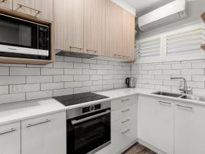 A kitchen or kitchenette at Coasters 22