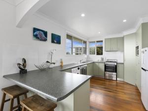 A kitchen or kitchenette at Emerald Views