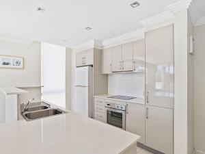 Küche/Küchenzeile in der Unterkunft Aura Apartments Unit 5 59 Shoal Bay Road