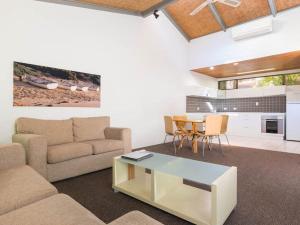 - un salon avec un canapé et une table dans l'établissement Nautilus Resort Apartment 162 Solitary Islands Way 8, à Sapphire Beach