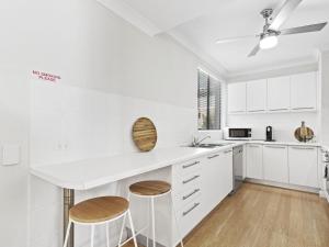 A kitchen or kitchenette at Ronald Ave, Bahia, Unit 02, 47