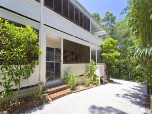 an exterior view of a house with trees at Kareela Court 3 Kareela Avenue 14 in Noosa Heads
